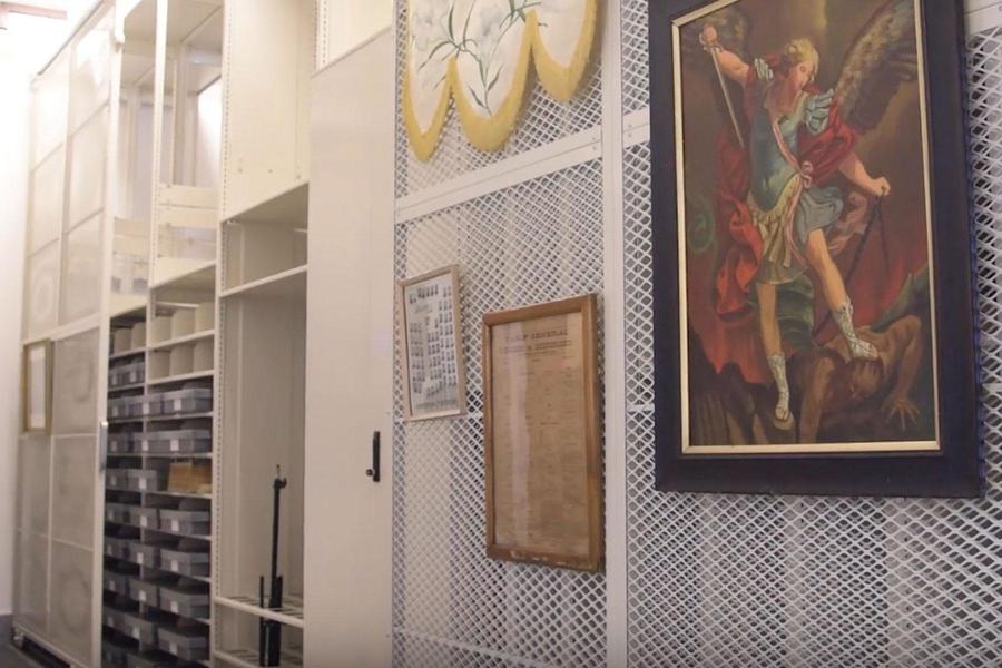 Panneau de stockage d'art avec diverses œuvres encadrées.