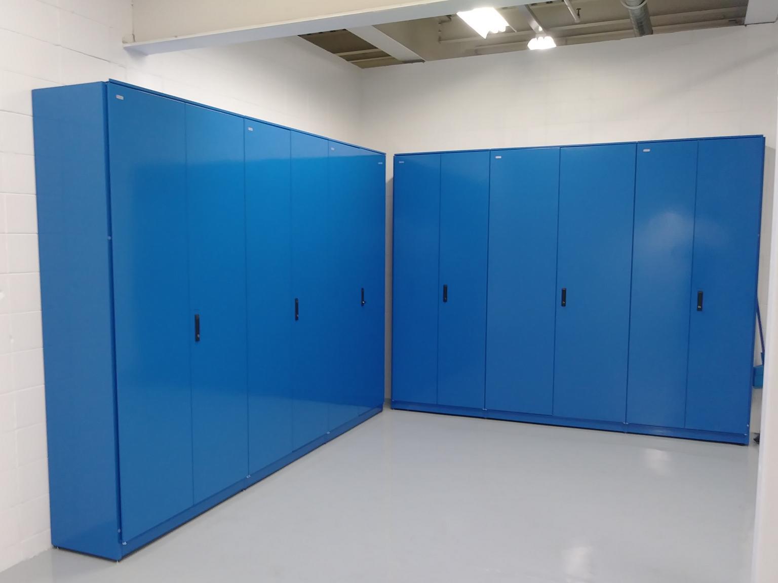 Salle de rangement avec cloisons bleues pour la gestion de l&#39;espace de stockage.