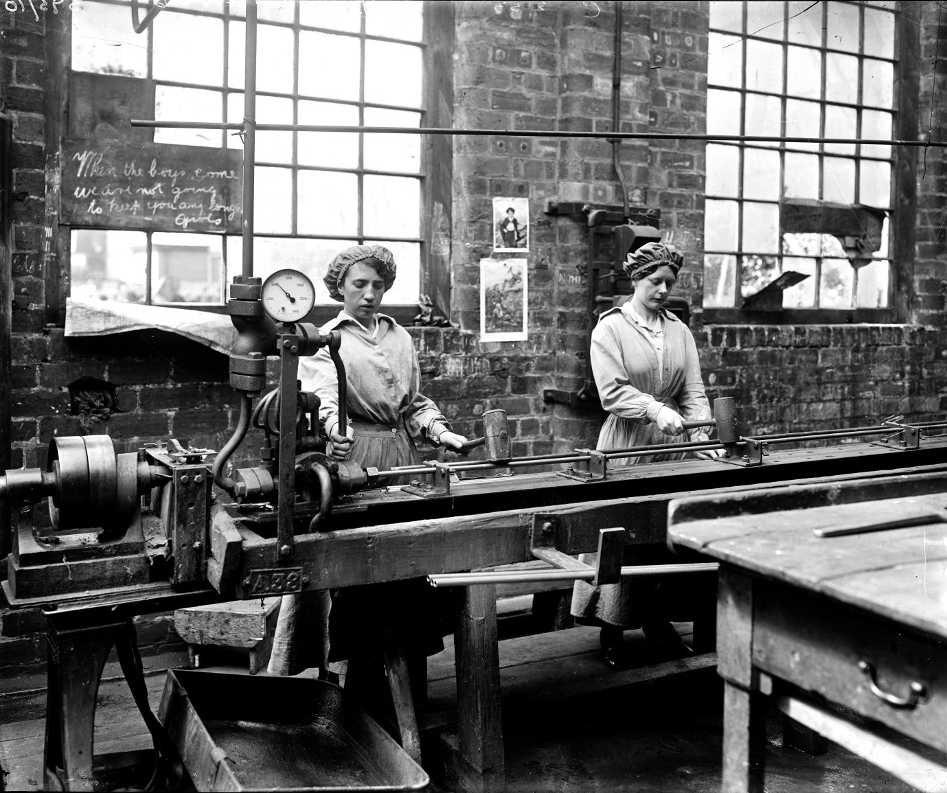 Mujeres trabajando en una f&#225;brica hist&#243;rica.