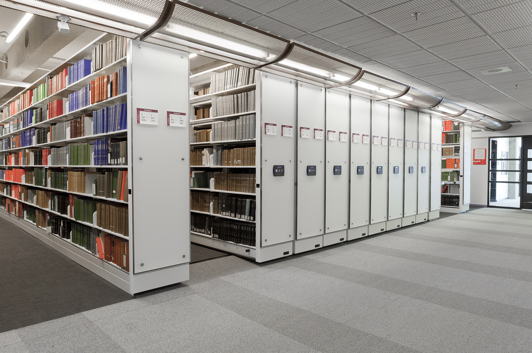 Soluciones de almacenamiento para la biblioteca Vanier de la Universidad Concordia.