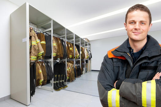 Pompiers avec syst&#232;mes de rangement pour vestes de protection et &#233;quipements de s&#233;curit&#233;.