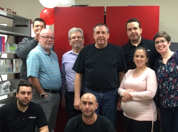 Groupe d’employ&#233;s posant pour une photo de groupe dans un bureau.